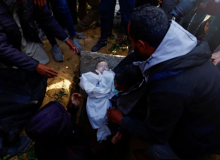 الأطفال هم الحصيلة الأكبر من الشهداء جراء العدوان الإسرائيلي المستمر (رويترز)